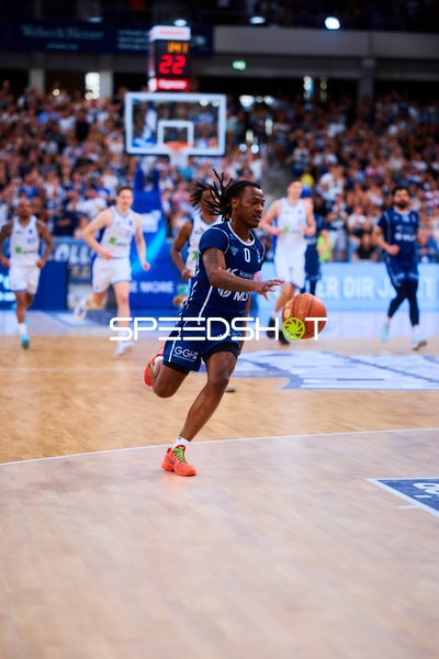 Dribbling DJ Horne (0;MLP Academics Heidelberg)