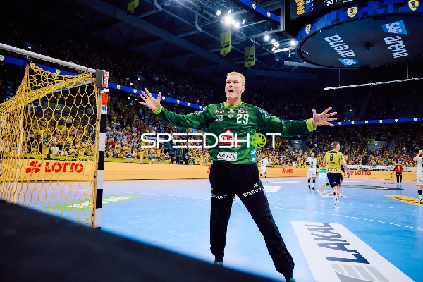 Torhüter feiert eine erfolgreiche Abwehrhaltung.