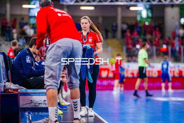 Jochen Zürn (99, SG BBM Bietigheim) an der Seitenlinie