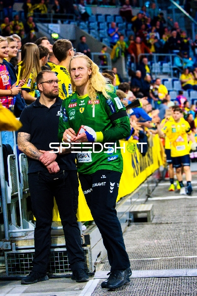 Ein Spieler von Rhein Neckar Löwen interagiert mit Fans in der Halle.