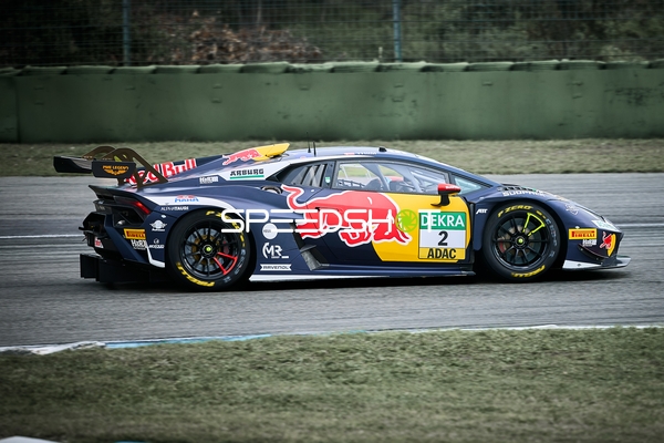 Rennfahrzeug auf der Rennstrecke