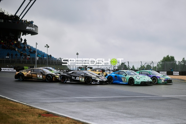 Enge Kurvenausfahrt mehrerer GT3