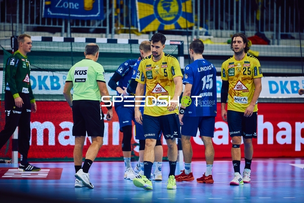 Die Spieler der Rhein Neckar Löwen und ThSV Eisenach stehen auf dem Spielfeld, bereit für den Spielstart.