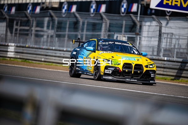 Rennfahrzeug auf der Strecke