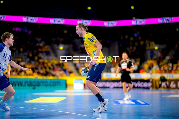 Ballführung Olle Forsell-Schefvert (25;Rhein Neckar Löwen) gegen Joshua Thiele (13;1. VfL Potsdam)