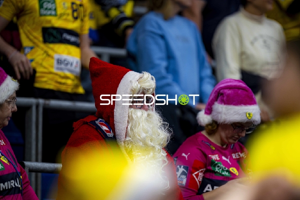 Fans in Weihnachtsoutfits