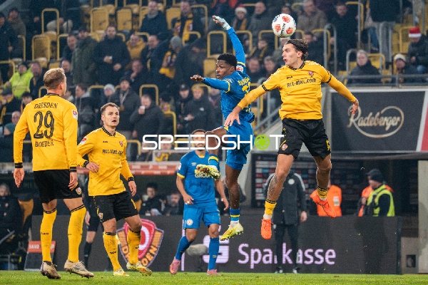 Spieler springen um Ball