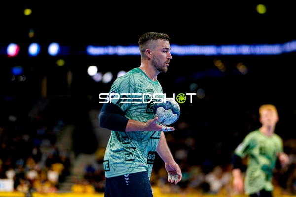 Jannik Kohlbacher prellt den Ball