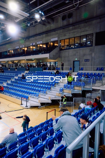 Leere Zuschauertribüne in der Halle