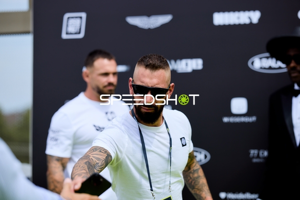 Ringside-Zone Face-Off