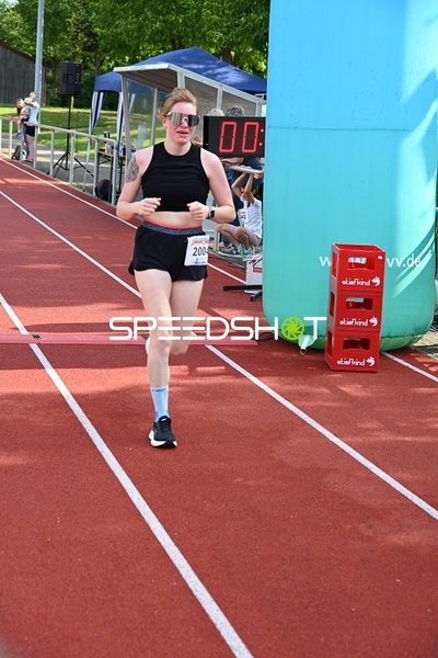 Läuferin mit Startnummer 200