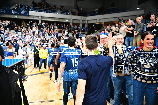 Marcel Keßen (15; MLP Academics Heidelberg) und Teamkollegen feiern