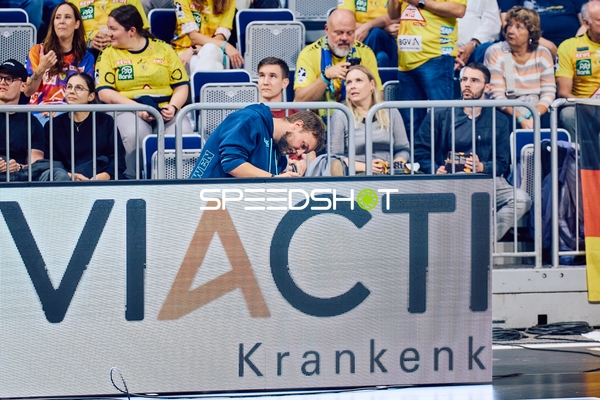 Zuschauer im Gespräch oder Beobachtung