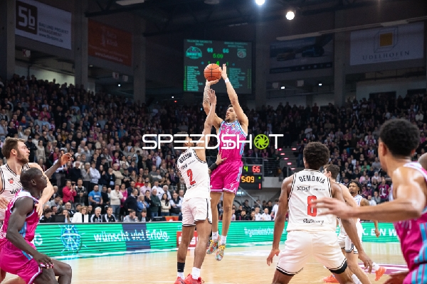 Alijah Comithier (2; Telekom Baskets Bonn) mit Wurf