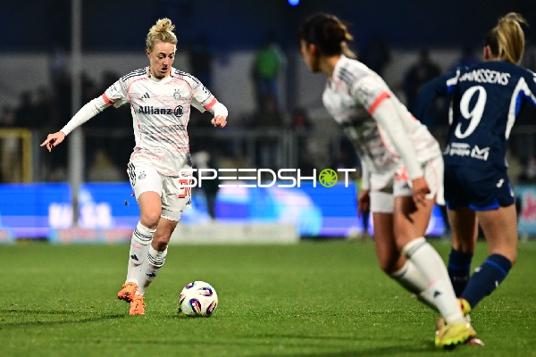 Ballkontrolle von Carolin Simon (30; FC Bayern München)