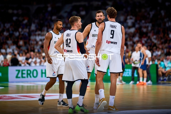 Andreas Obst (42; Deutschland), Franz Wagner (9; Deutschland) auf dem Court
