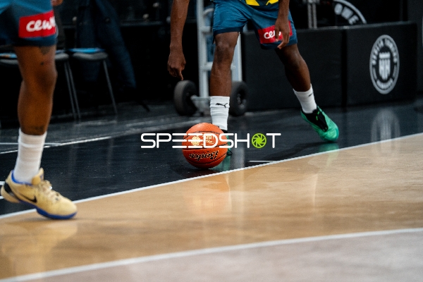 Basketball-Szene mit Ball am Spielfeld