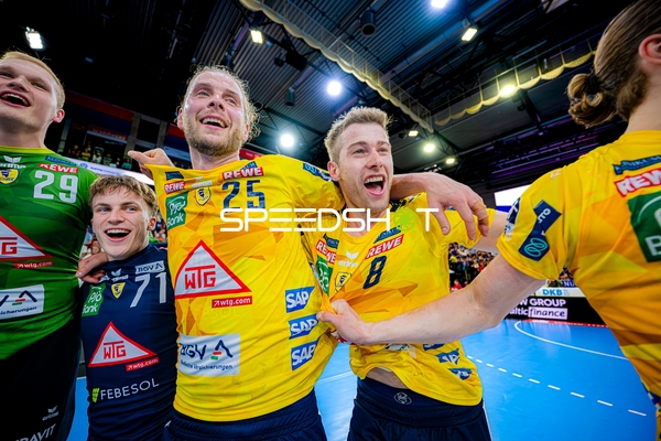 Feier nach Spielende David Späth (29;Rhein Neckar Löwen), Lennart Karrenbauer (71;Rhein Neckar Löwen), Olle Forsell-Schefvert (25;Rhein Neckar Löwen), Tim Nothdurft (8;Rhein Neckar Löwen)