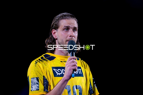 Olle Forsell-Schefvert (25, Rhein Neckar Löwen) bei seiner verabschiedung mit dem Trikot von Juri Knorr (10, Rhein Neckar Löwen)