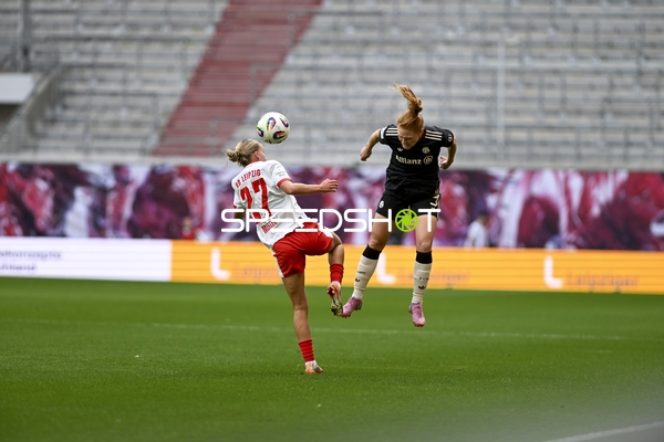 Zweikampf um Ball in Luft