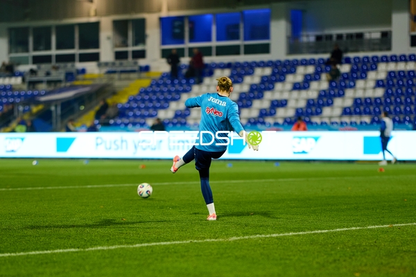 Torwart Laura Dick (1; TSG Hoffenheim Frauen) beim Abschlag