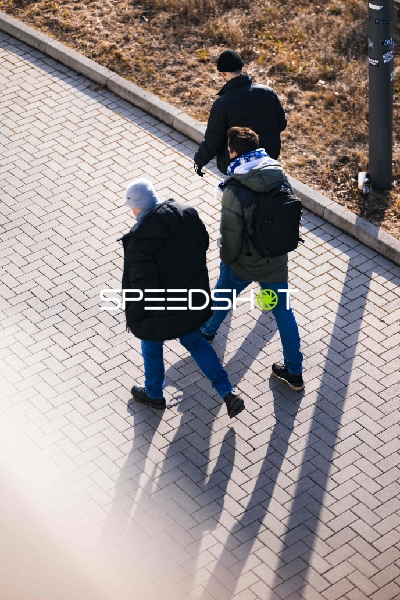 Drei Personen spazieren