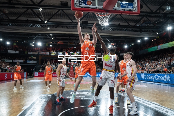 Spielaktion mit Lars Thiemann (21; Rasta Vechta) und Christian Skladanowski (19; Würzburg Baskets)