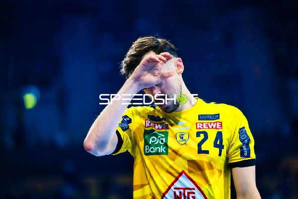 Ein Spieler wischt sich den Schweiß von der Stirn.