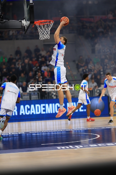 Spielaktion mit William Christmas (8; Frankfurt Skyliners) am Korb