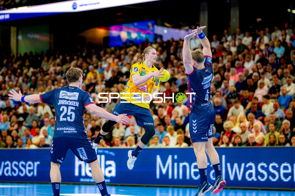 Wurf Juri Knorr (10;Rhein Neckar Löwen) gegen 25; SG Flensburg Handewitt