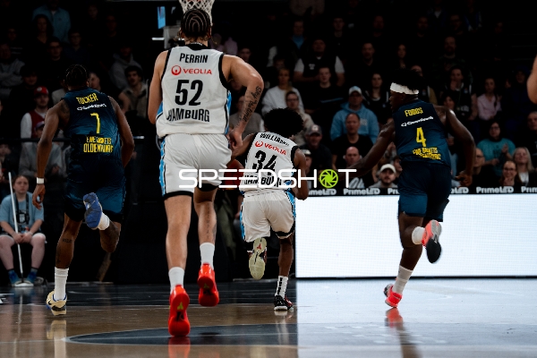 Spielaktion mit Ross Williams (34; Veolia Towers Hamburg) und Dakarai Tucker (7; EWE Baskets Oldenburg)