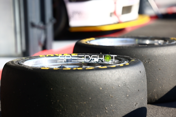 Rennreifen in der Boxengasse