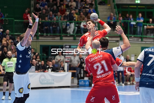 Nikolaj Enderleit (4; MT Melsungen) mit Ball in Aktion