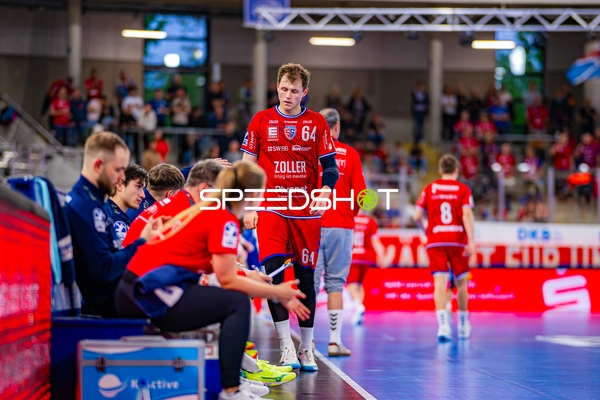 Maximilian Hejny (64, SG BBM Bietigheim) verlässt Spielfeldrand