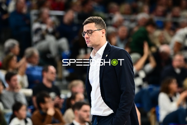 Lazar Spasic (997; EWE Baskets Oldenburg) in der Halle
