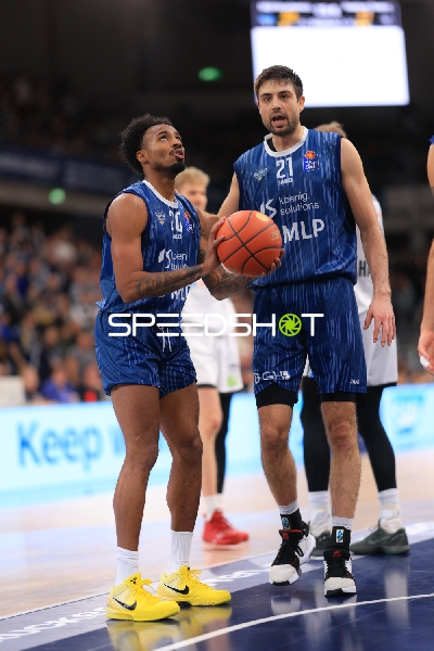 Michael Weathers (20; MLP Academics Heidelberg) und Mateo Seric (21; MLP Academics Heidelberg) in Aktion