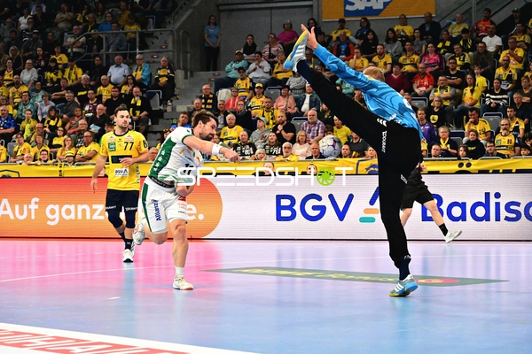 Lukas Binder (11; SC DHfK Leipzig) wirft aufs Tor