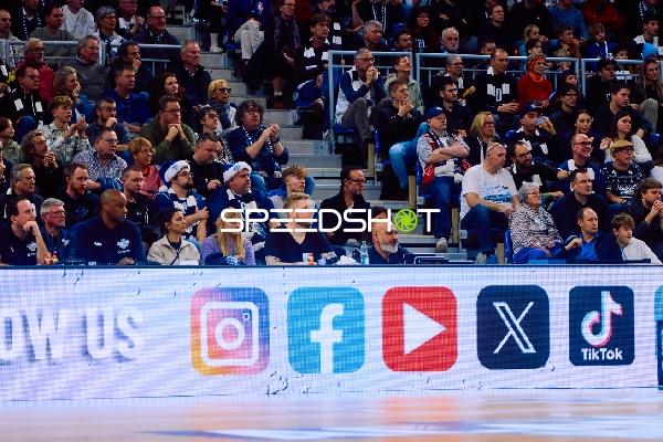 Zuschauer auf den Rängen während eines Basketballspiels