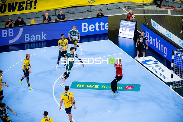 Philipp Meyer (27; ThSV Eisenach) wirft aufs Tor