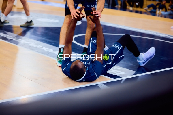 Spieler am Boden während des Basketballspiels