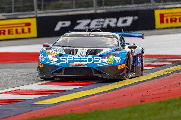 Rennfahrzeug auf der Rennstrecke