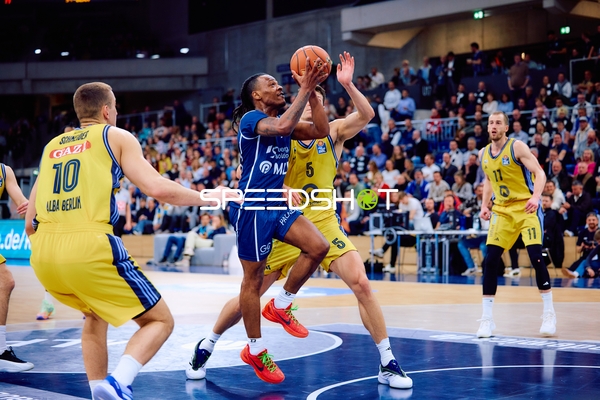 Spieler von MLP Academics beim Wurf gegen Alba Berlin