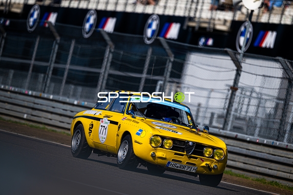 Klassisches Rennfahrzeug auf der Rennstrecke