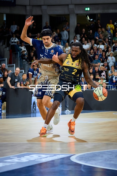Tray Buchanan (2; MHP Riesen Ludwigsburg) gegen Erol Ersek (11; MLP Academics Heidelberg)
