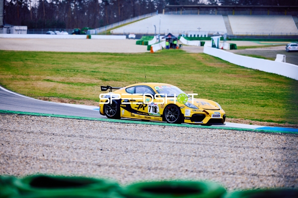 Gelbes Rennauto mit Startnummer 718 in der Kurve
