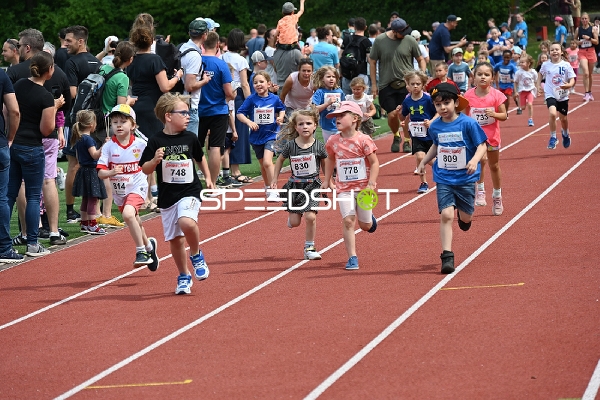 Kinder laufen beim TVE Sommerlauf