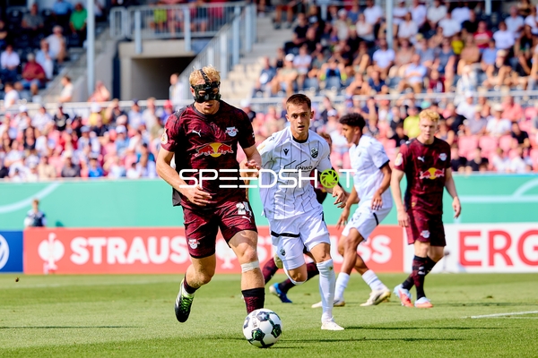 Duell zwischen Xaver Schlager (24; RB Leipzig) und Denis Pfaffenrot (19; SV Sandhausen)