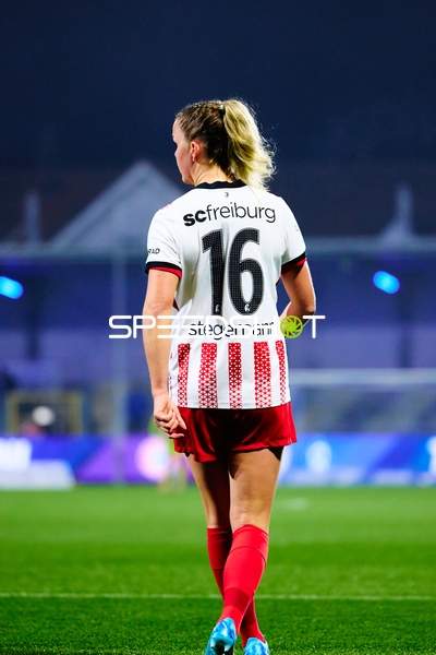 Spielerin auf dem Feld