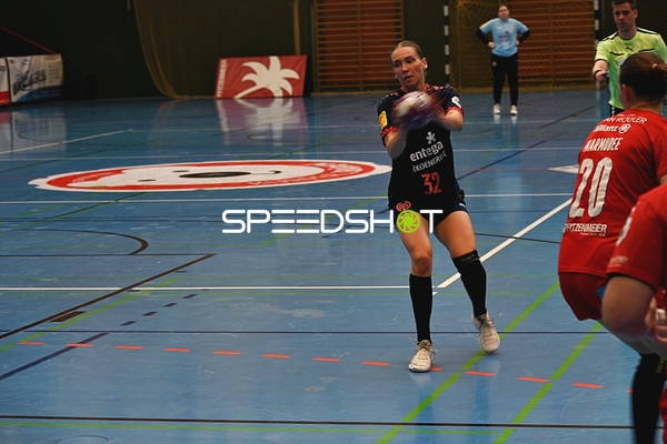Spannender Pass im Handballspiel