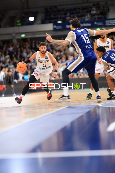 Kendale McCullum (10; Promitheas Patras Vikos Cola) mit Ball